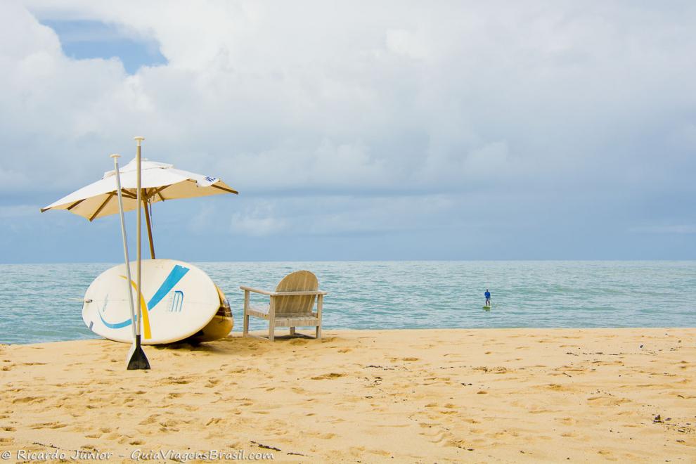 Imagem de prancha de stand paddle nas areias da Praia dos Coqueiros.